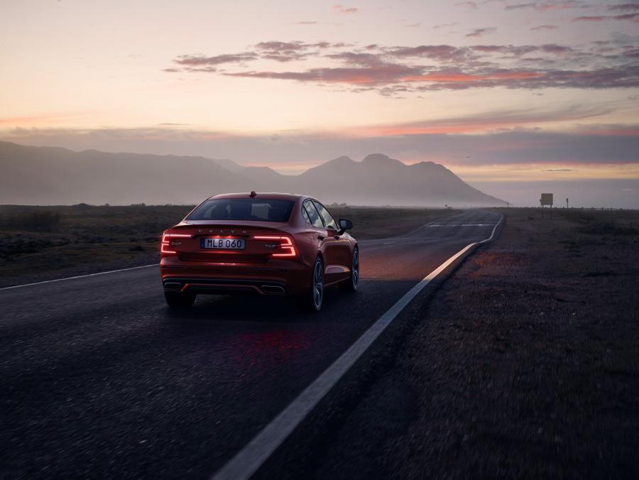  Volvo S60 T6 R-Design 2018 года  (WW) (фото 12 из 63)